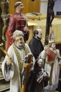 Sculptures de saints rassemblées 