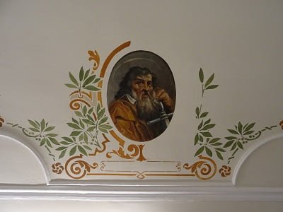 Médaillon restauré dans l'église de Slins