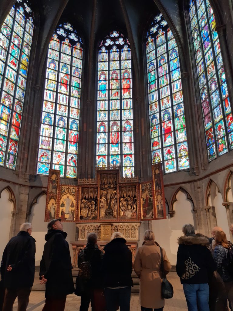 Personnes-relais à l'intérieur de l'église