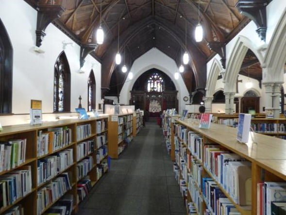 Eglise aménagée en bibliothèque