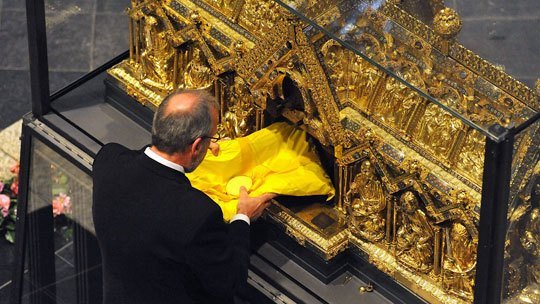 Les reliques sont extraites de la châsse de Notre-Dame d’Aix-la-Chapelle 