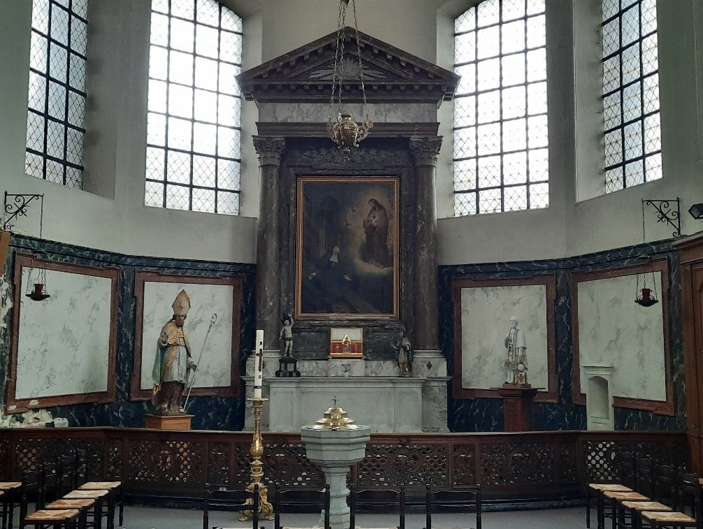 autel avec statues