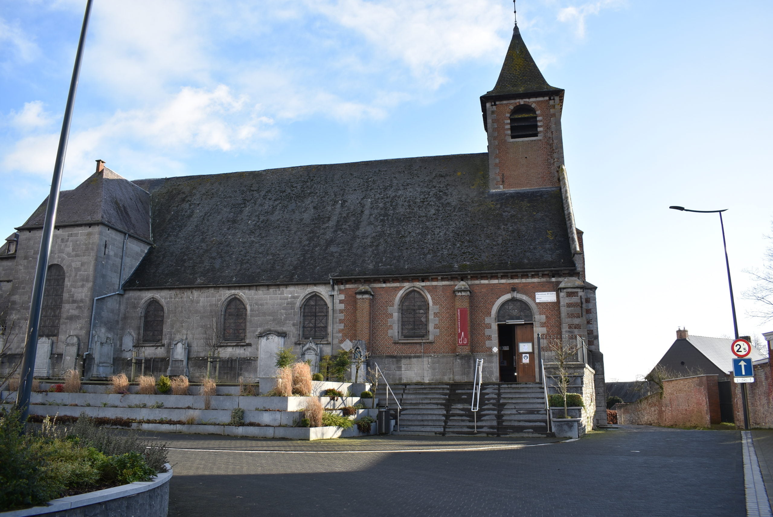 Eglise extérieure saint-Géry à Marche-lez-Ecaussines