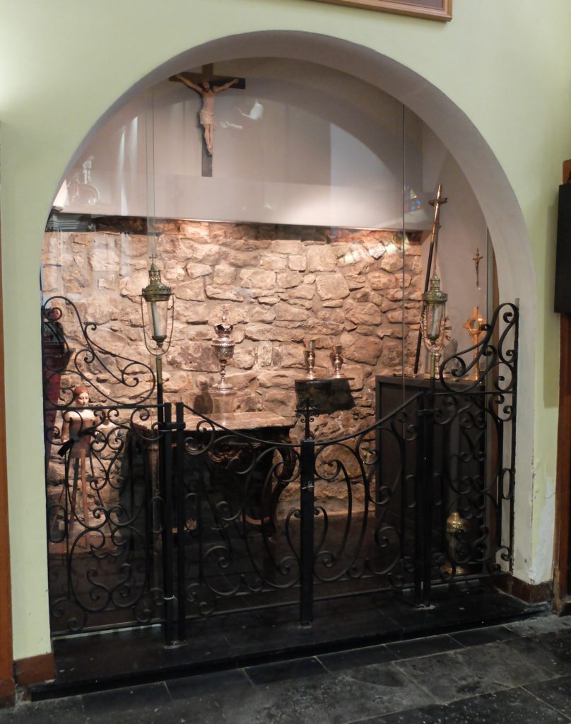 L’ancien baptistère, fermé par une paroi vitrée, a été transformé en espace d’exposition. 