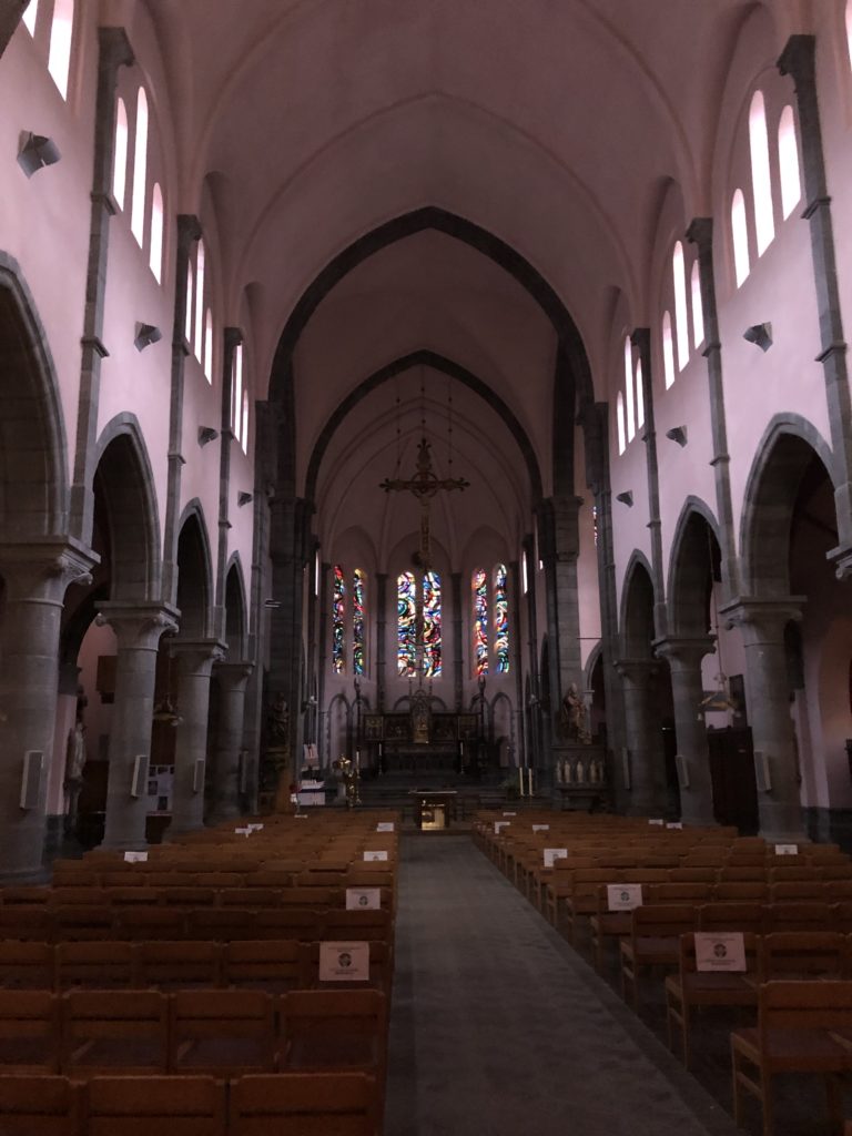 Nef centrale de l'église Saint-Nicolas à La Roche-en-Ardenne