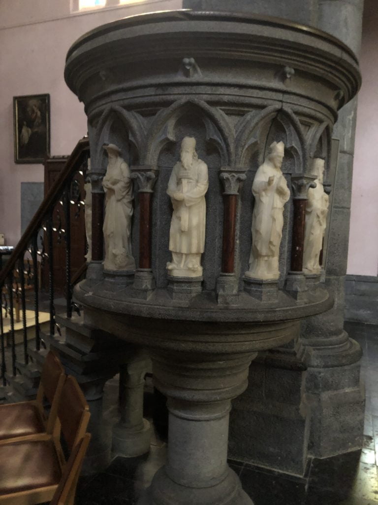 Chaire de vérité avec des statues en albâtre à l'église Saint-Nicolas à La Roche-en-Ardenne