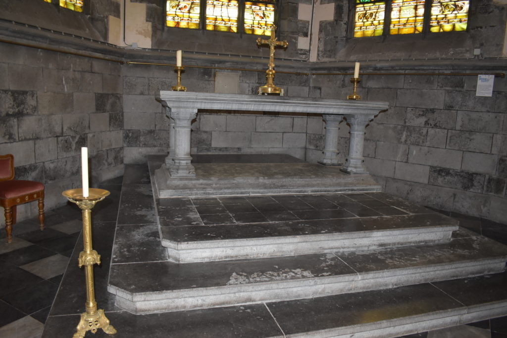 autel en pierre de l'église Saint-Géry à Marche-lez-Ecaussines