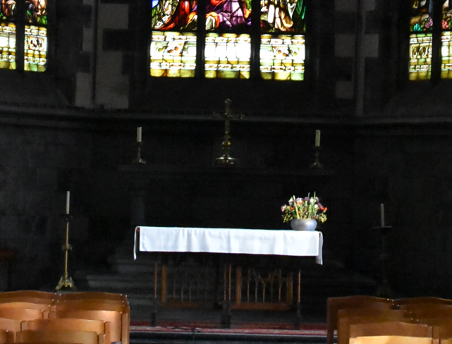 autel avec les anciens prie-dieu à l'église Saint-Géry à Marche-lez-Ecaussines