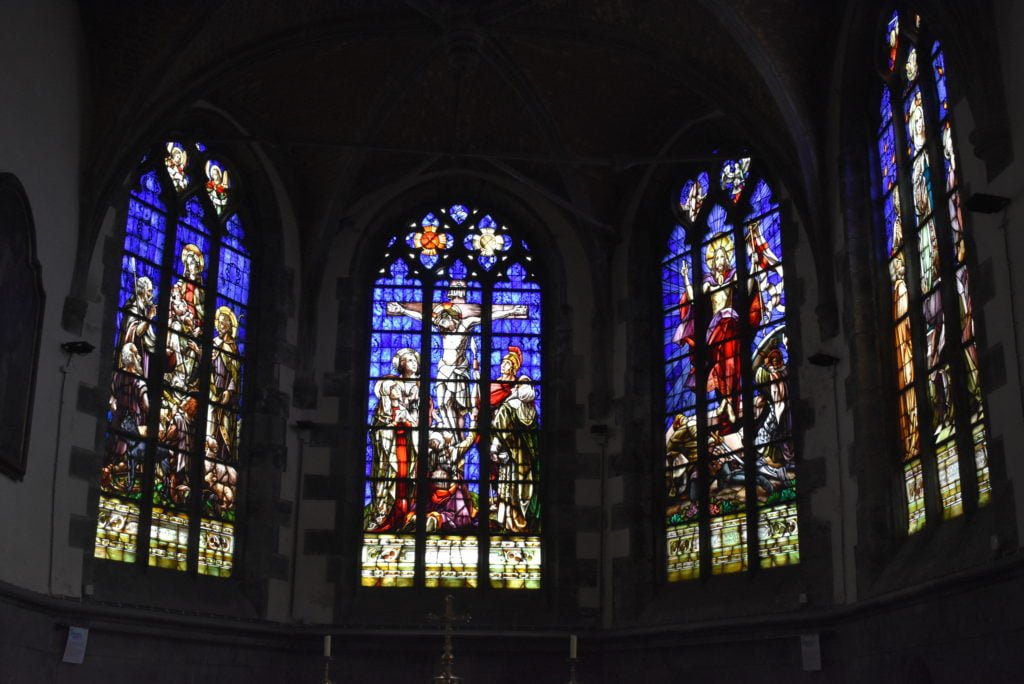 Les vitraux du chœur de l'église. Photo © Déborah Lo Mauro