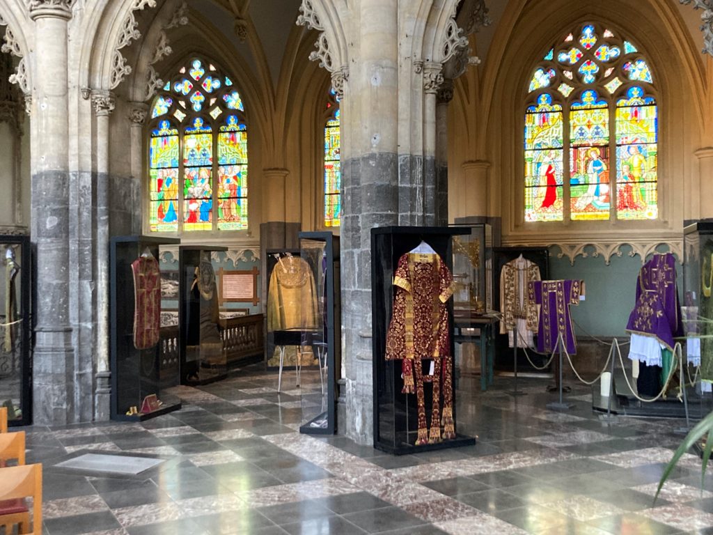 Exposition textiles, vue intérieure de l'église Saint-Jacques, Liège. Photo © Maura Moriaux