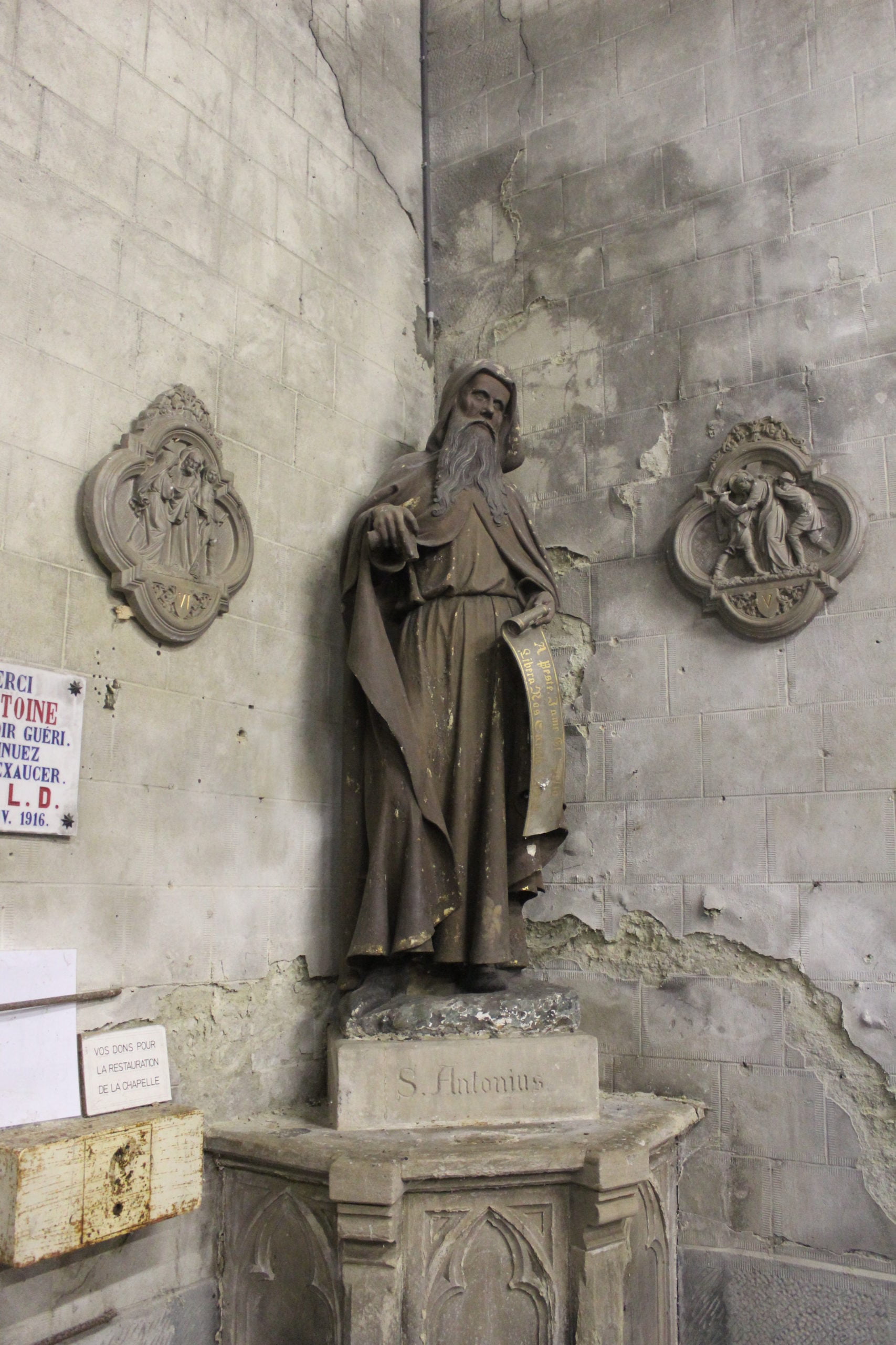 Saint Antoine de la chapelle Saint-Antoine en Barbefosse avant restauration dans la chapelle.
