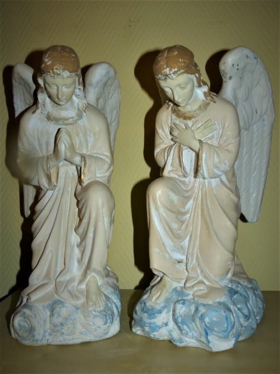 Paire d’anges adorateurs d’inspiration néo-gothique de 60 cm provenant de la Hesbaye liégeoise. Ils étaient badigeonnés de blanc et sont en cours de restauration. Agenouillés sur une nuée, ils portent un diadème étoilé, symbole de gloire, ce qui les prédestinerait à figurer à la crèche