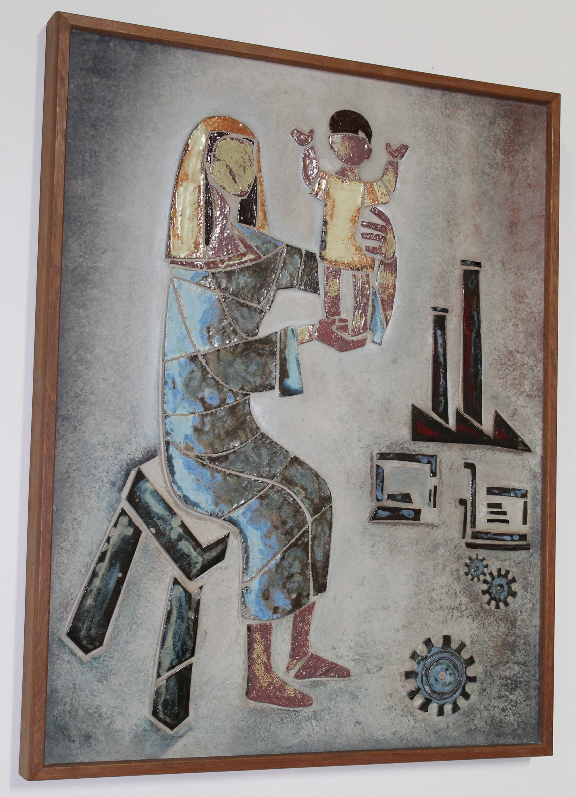 l'une des deux mosaïques données par la communauté des Pères Jésuites de Fayt, représentant une Vierge à l'Enfant dans un paysage industriel