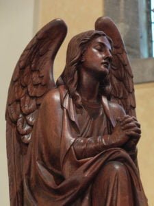 Un ange en adoration, église Saint-Germain d'Evelette ;