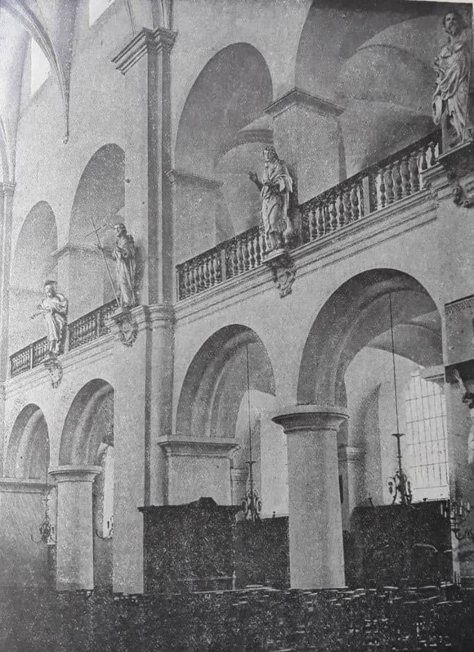 Collégiale Saint-Vincent de Soignies. Photographie de la nef centrale en 1895 (© Annale du cercle archéologique du canton de Soignies. t. 2. 1895. p. 253.).
