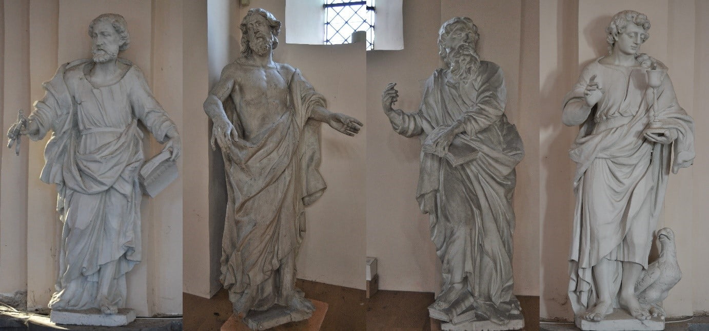 Sculptures de saint Pierre, apôtre inconnu, saint Paul et saint Jean de la collégiale de Soignies. 2022 (© Collard Sarah)