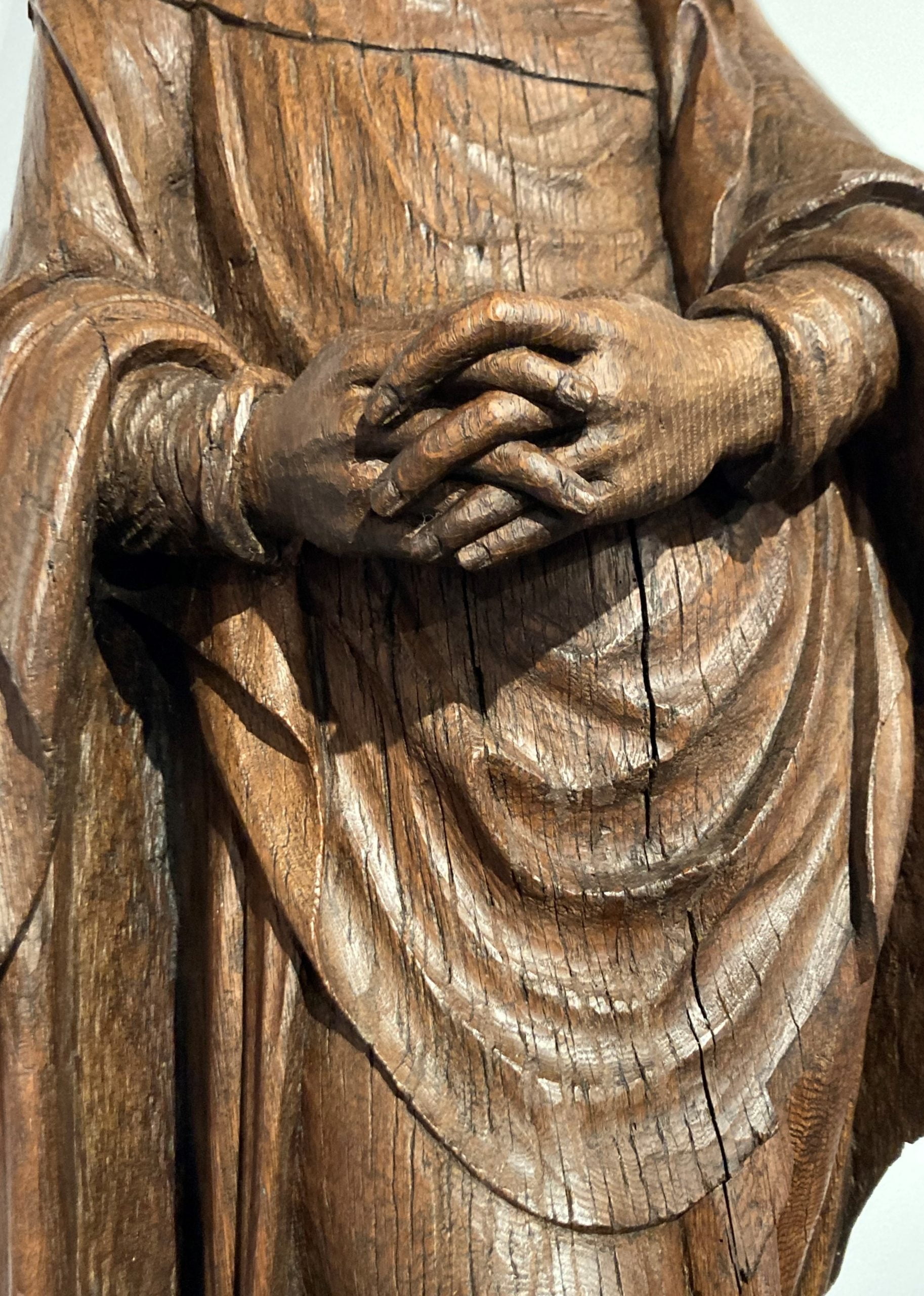 Statue en bois de l'exposition. Détail