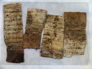 Des fragments de manuscrits plus anciens découpés pour renforcer la couverture