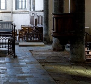 Fig. 5 : Découverte de dalles funéraires sous les bancs d’église – Église St-Georges de Limbourg. © H. Pigeolet -détail du cliché IRPA X049615 réalisé en 2011 (https://balat.kikirpa.be/photo.php?path=X049615&objnr=10109879&lang=fr-FR&nr=4)