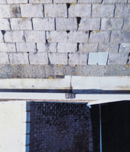 Fig. 3 : Rustines de roofing clouées dans un bac de corniche en zinc – © Jean Glaude